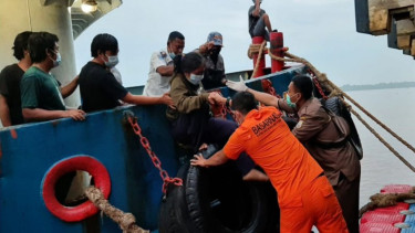 Penumpang Kapal KM Wicly Jaya Sakti yang tenggelam dievakuasi ke dermaga