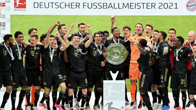 Bayern Munich rayakan gelar Bundesliga 2020/21.