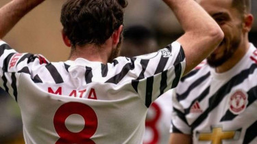 Juan Mata merayakan gol kemenangan MU