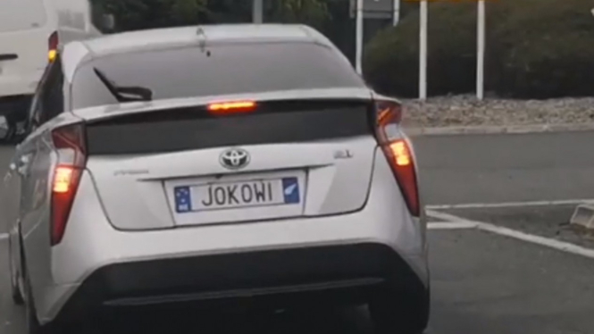 Mobil pakai plat nomor bertuliskan Jokowi.