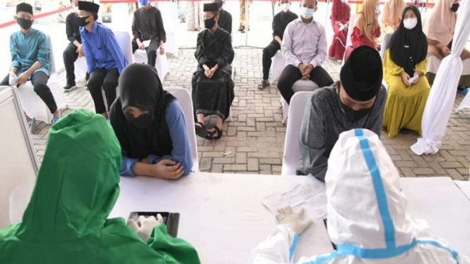 Para santri di Ponpes melakukan swab test usai libur lebaran