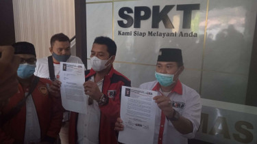 Aktivis Lira Jatim saat melaporkan Gubernur Jatim Khofifah.