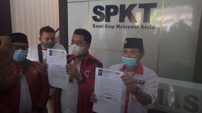 Aktivis Lira Jatim saat melaporkan Gubernur Jatim Khofifah.