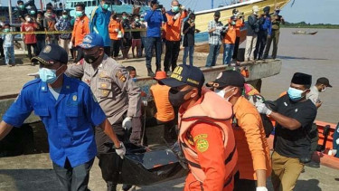 Evakuasi Korban Kapal Tenggelam di Jambi
