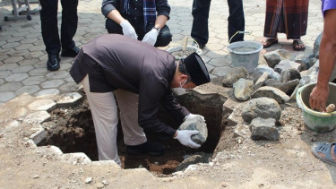 KH. Ahmad Jamil sedang meletakkan batu pertama