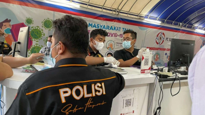 Polisi menggeledah pelayanan rapid antigen COVID-19 drive thru di Medan.