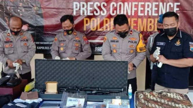 Wakil Kepala Polres Jember Kompol Kadek Ary Mahardika (dua dari kanan) saat menggelar konferensi pers di kantor Polsek Wuluhan Jember, Rabu, 26 Mei 2021.