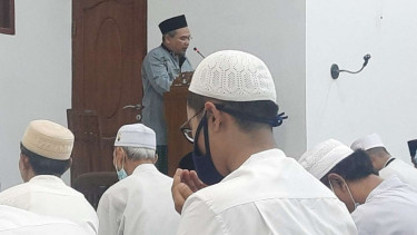 Salat gerhana bulan digelar dengan menerapkan prokes di Masjid Masy'a, Bogor.