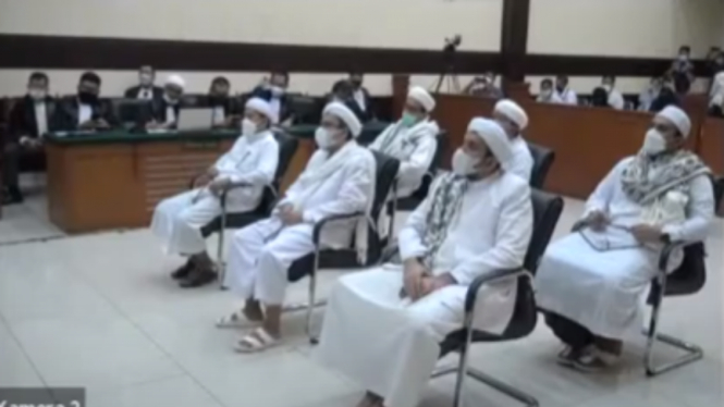 Habib Rizieq Shihab Cs mendengarkan sidang vonis di PN Jakarta Timur
