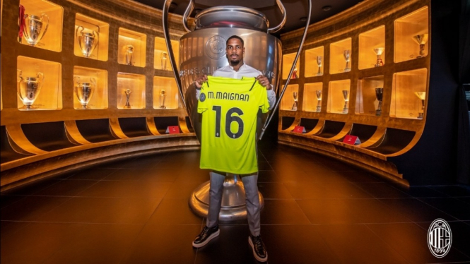 Kiper baru AC Milan, Mike Maignan. 