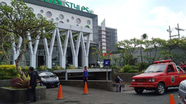 Petugas saat mengevakuasi jenazah ST dari dalam lift.