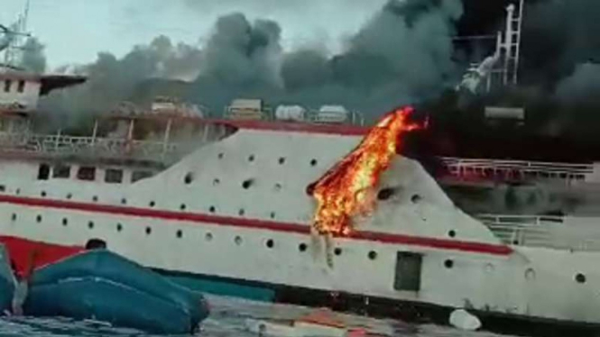 Kapal motor Karya Indah terbakar sesaat setelah berlayar dari Pelabuhan Ternate menuju pelabuhan Sanana, Halmahera Selatan, Maluku Utara, Sabtu pagi, 29 Mei 2021.