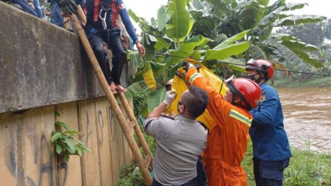 Mayat laki-laki ditemukan tersangkut di Kali Pesanggrahan.
