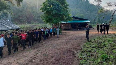 Pengunjuk rasa yang bergabung menjadi anggota milisi hadir dalam pelatihan yang dipimpin oleh Karen National Union (KNU), di tengah protes terhadap kup militer, di negara bagian Karen, Myanmar, Jumat, 9 April 2021.
