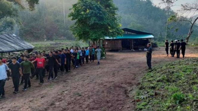 Pengunjuk rasa yang bergabung menjadi anggota milisi hadir dalam pelatihan yang dipimpin oleh Karen National Union (KNU), di tengah protes terhadap kup militer, di negara bagian Karen, Myanmar, Jumat, 9 April 2021.