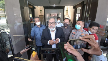 Ketua Komnas PA Arist Merdeka Sirait saat melapor ke Polda Jatim, Sabtu, 29 Mei 