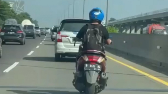 Viral pengendara motor masuk tol Jagorawi.