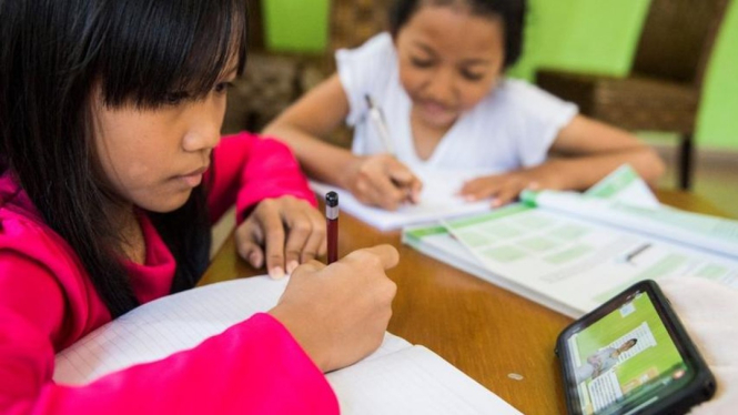 Potret anak usia dini sedang sekolah virtual menggunakan smartphone (Foto/ M Agung Rajasa)