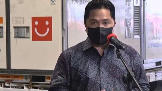 Menteri BUMN Erick Thohir saat menyambut kedatangan vaksin COVID-19 di Terminal Kargo, Bandara Soekarno-Hatta, Tangerang, Banten, Senin, 31 Mei 2021.