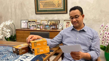 Gubernur DKI Jakarta Anies Baswedan dihadiahi kurma Palestina oleh pendeta