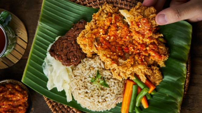 Ayam geprek.