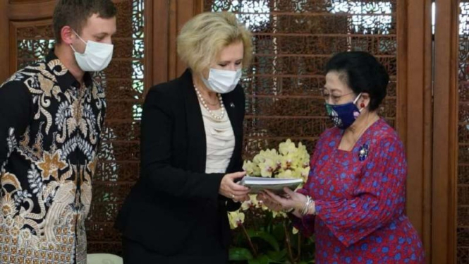 Dubes Rusia untuk RI Lyudmila Vorobieva dan Megawati Soekarnoputri