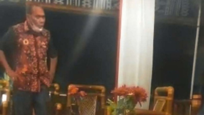 Bupati Alor Amon Djobo (kiri) saat memarahi seorang staf Kementerian Sosial.