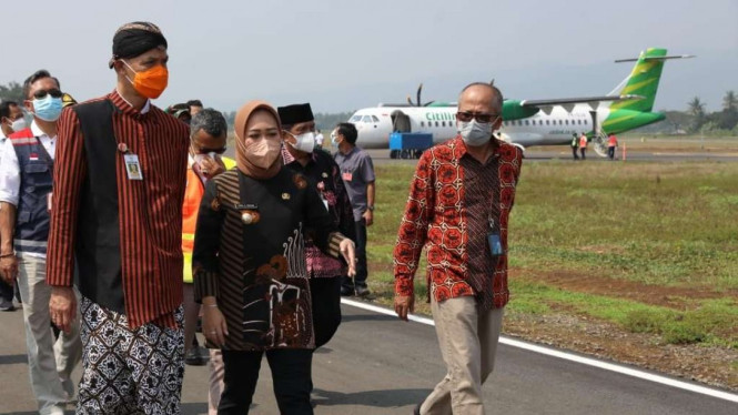 Gubernur Jateng Ganjar Pranowo menyambut pesawat perdana di Purbalingga.
