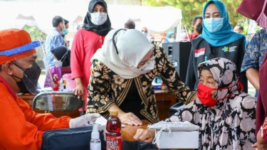 Bupati Purwakarta Anne Ratna Mustika di Vaksinasi Lansia