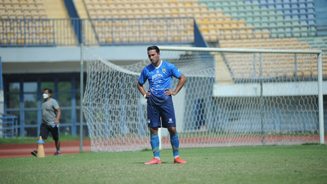 Striker Persib Bandung, Ezra Walian