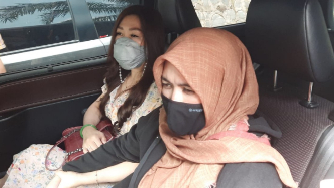 Ibunda Alvin Faiz, Umi Yuni dan ibunda Larissa Chou, Julie Tan.