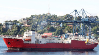 Kapal DNEX Pasific Link (DPL) saat bertolak dari pelabuhan Jayapura menuju SMPC.