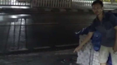 Saksi tunjukkan lokasi korban pembacokan viral di Pasar Minggu
