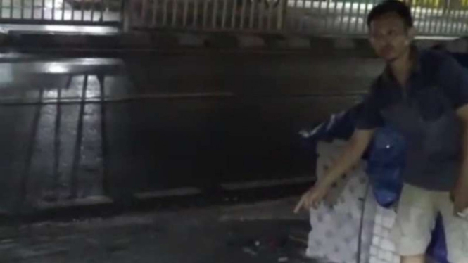 Saksi tunjukkan lokasi korban pembacokan viral di Pasar Minggu
