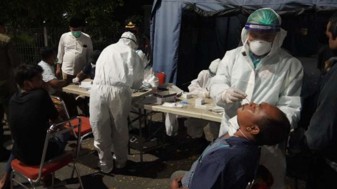 Sejumlah pengendara yang melintas di Jembatan Suramadu sisi Surabaya di-rapid test antigen untuk deteksi dini penularan COVID-19, Minggu, 6 Juni 2021, menyusul lonjakan pasien terinfeksi virus corona di Bangkalan, Madura.