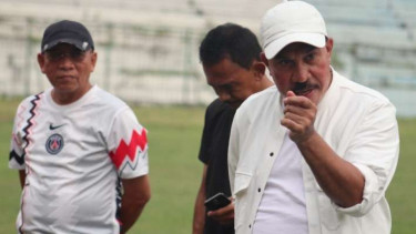 Politisi Senior Partai Golkar, Azis Samual (kanan).