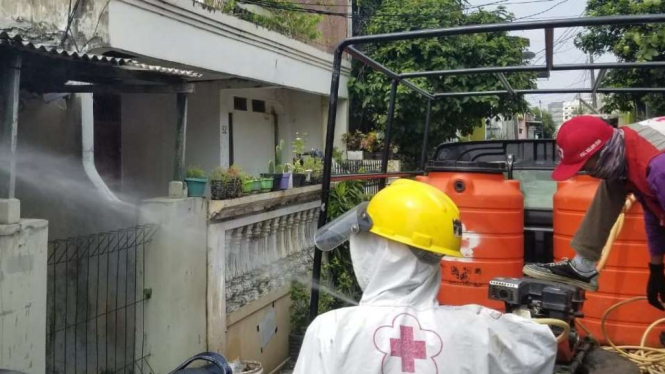 Penyemprotan disinfektan di Kelapa Dua, Tangerang.
