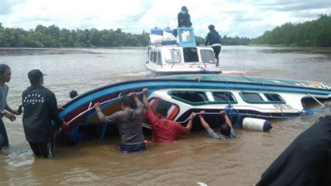 Kapal cepat yang terbalik di sungai Desa Tagul, Kecamatan Sembakung, dalam perjalanan dari Tarakan menuju Kecamatan Sebuku, Kabupaten Nunukan, Kalimantan Utara, Senin, 7 Juni 2021.