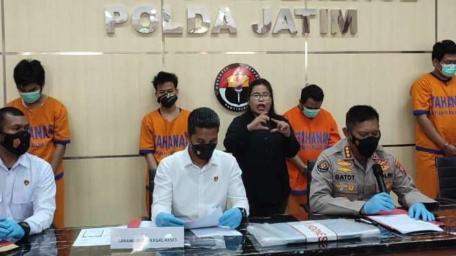 Polisi memperlihatkan tersangka dan barang bukti kasus pembobolan kartu kredit.