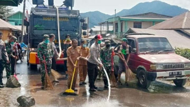 Water Canon dikerahkan untuk bersihan abu vulkanik Gunung Sinabung