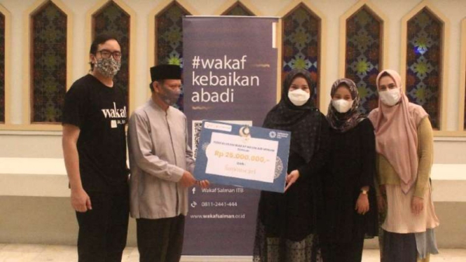 Pengelola Masjid Agung Bandung, Jawa Barat, menerima bantuan alat filtrasi air untuk air minum jemaah masjid itu.
