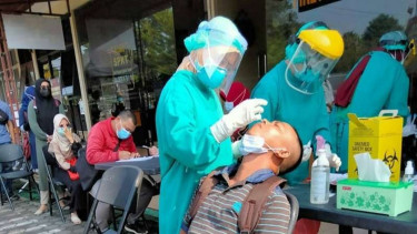 Petugas Dinkes Kendal melakukan testing antigen.