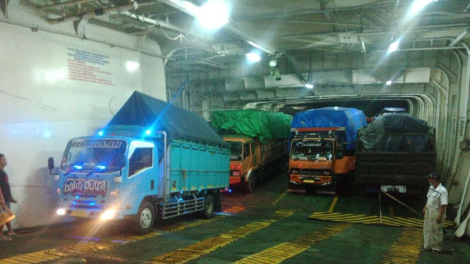 Aktivitas bongkar muat di Pelabuhan Patimban.