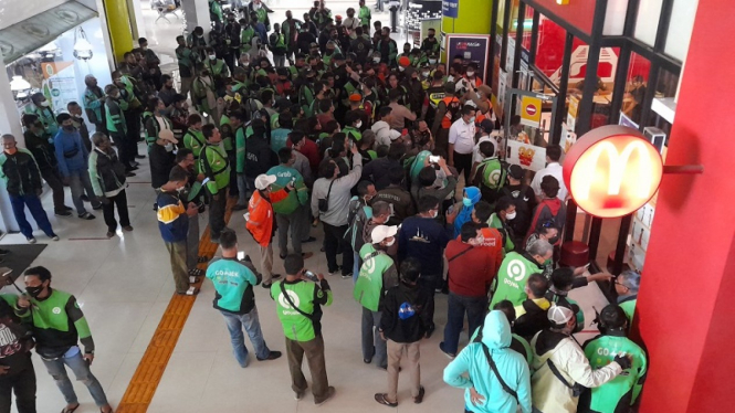 Penampakan antrean BTS Meal di Mc Donald's Gambir