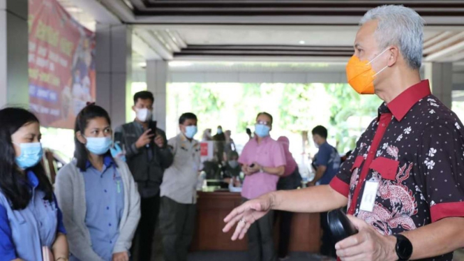 Ganjar Pranowo saat meninjau vaksinasi di Semarang, Rabu, 9 Juni 2021.