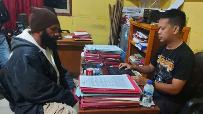 Penyidik Polres Merauke memeriksa seorang pria berinisial EKM (38 tahun) karena disangka menyebar ujaran kebencian dan berita bohong di media sosial, Merauke, Papua, Rabu, 9 Juni 2021.