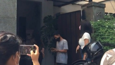 Potongan video Dewi Perssik datangi rumah Denise Chariesta