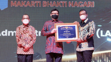 Kepala LAN menerima piagam penghargaan Pengawasan Kearsipan dari Menteri PANRB