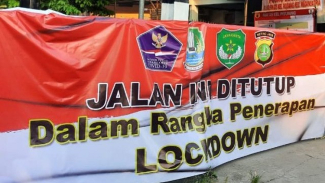 Perumahan di Bekasi dikaratina karena 26 warganya terpapar COVID-19.