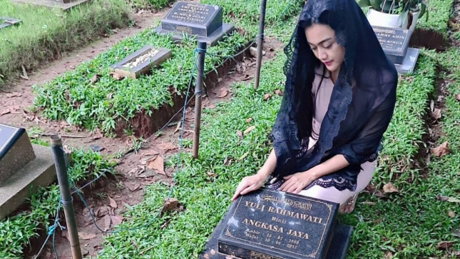 Nia Anggia, adik almarhumah Julia Perez